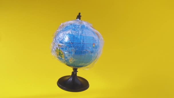 Globo de tierra en plástico. Problema ecológico, contaminación con plástico. Clase de geografía de la escuela. Día de la Tierra — Vídeo de stock