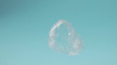 Mavi arka planda plastik kullanılmış. Mavi arka plan. Anlaşıldı, boş uzay. Ekoloji kavramı.