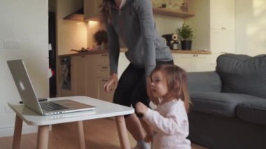 Anne ve çocuk için çevrimiçi fitness dersi. Çocuklarla evde spor aktivitesi. Karantina covid-19