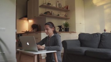 Anne ev işi stresi. Ev okulu öğrencisi. Coronavirus karantinası. Merkez ofis. Evde kal..