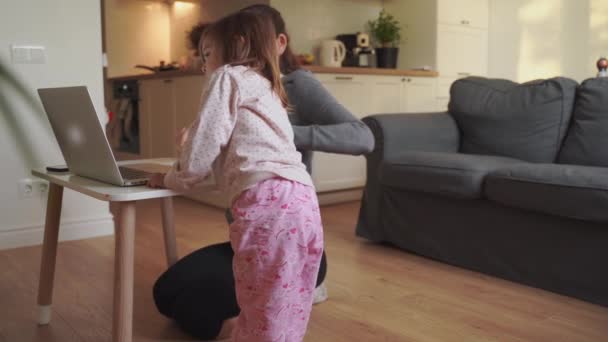 Fiatal nő a gyerekkel otthonról dolgozik. Boldog anya szabadúszó. — Stock videók