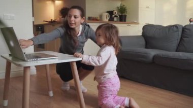 Anne ve çocuk için çevrimiçi fitness dersi. Çocuklarla evde spor aktivitesi. Karantina covid-19