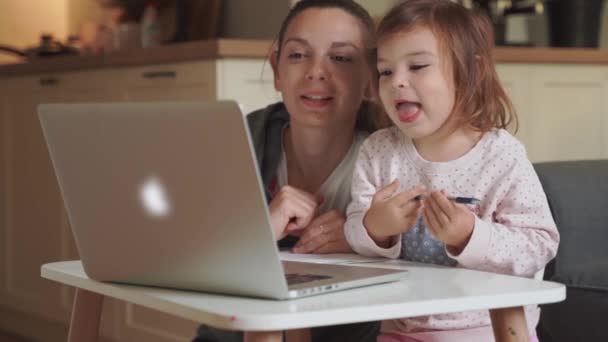 Kantor rumah. Coronavirus terkunci. Pendidikan online. Kelas online. Sekolah rumah. Karantina Coronavirus. Belajar jarak jauh secara online. Anak sekolah. — Stok Video