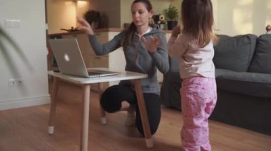 Evde mutlu aile dansı. Anne ve kızı birlikte eğleniyorlar.