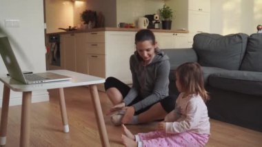 Anne ve çocuk için çevrimiçi fitness dersi. Çocuklarla evde spor aktivitesi. Karantina covid-19