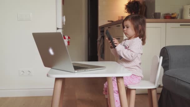 Batole holka e-learning doma. předškolní online kurz. rodičovská domácí kancelář — Stock video