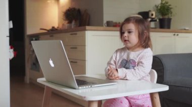 Küçük kız evde e-öğreniyor. Anaokulu çevrimiçi sınıfı.