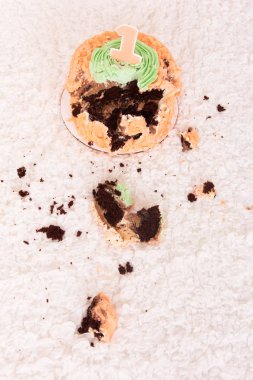 Pastayı ilk doğum gününü paramparça