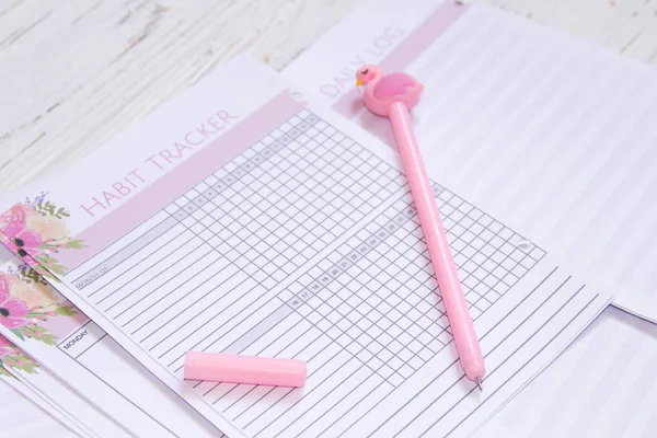 Beyaz ofis resepsiyon masası üstünde tepe-in boş defter sayfasıdır. Üstten görünüm, düz yatıyordu. Kağıtları masanın üzerinde yazma, planlama kalem,