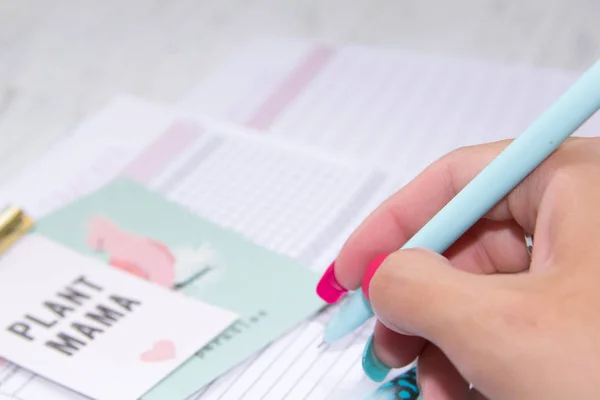 Beyaz ofis resepsiyon masası üstünde tepe-in boş defter sayfasıdır. Üstten görünüm, düz yatıyordu. Kağıtları masanın üzerinde yazma, planlama kalem,