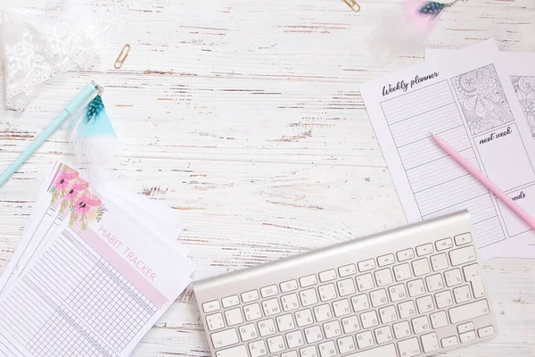 Beyaz ofis resepsiyon masası üstünde tepe-in boş defter sayfasıdır. Üstten görünüm, düz yatıyordu. Kağıtları masanın üzerinde yazma, planlama kalem,