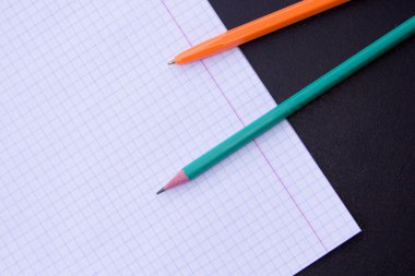 Tahta üzerine okul malzemeleri