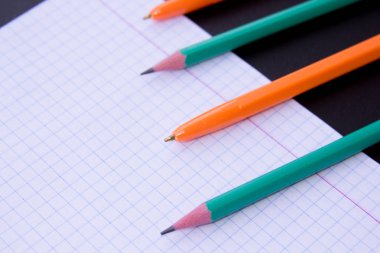 Tahta üzerine okul malzemeleri