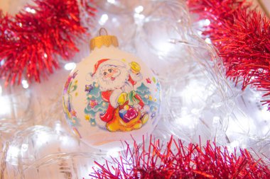 Noel ve yeni yıl arka plan: kürk-ağaç dalları, renkli cam toplar, dekorasyon ve beyaz Wood, üstten görünüm, parlak yıldız kopyalama alanı.