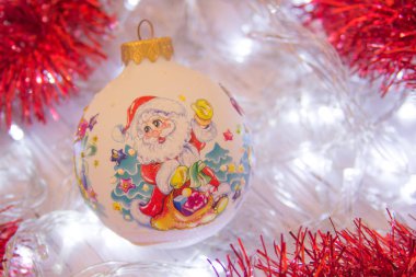 Noel ve yeni yıl arka plan: kürk-ağaç dalları, renkli cam toplar, dekorasyon ve beyaz Wood, üstten görünüm, parlak yıldız kopyalama alanı.