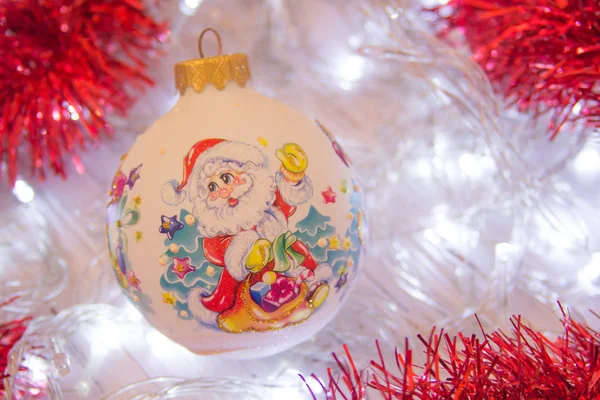 Noel ve yeni yıl arka plan: kürk-ağaç dalları, renkli cam toplar, dekorasyon ve beyaz Wood, üstten görünüm, parlak yıldız kopyalama alanı.