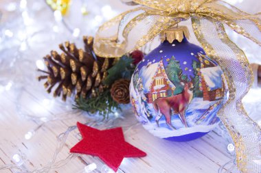 Noel ve yeni yıl arka plan: kürk-ağaç dalları, renkli cam toplar, dekorasyon ve beyaz Wood, üstten görünüm, parlak yıldız kopyalama alanı.