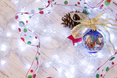 Noel ve yeni yıl arka plan: kürk-ağaç dalları, renkli cam toplar, dekorasyon ve beyaz Wood, üstten görünüm, parlak yıldız kopyalama alanı.
