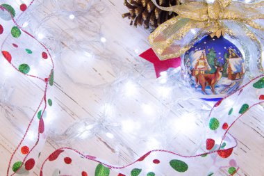 Noel ve yeni yıl arka plan: kürk-ağaç dalları, renkli cam toplar, dekorasyon ve beyaz Wood, üstten görünüm, parlak yıldız kopyalama alanı.