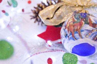 Noel ve yeni yıl arka plan: kürk-ağaç dalları, renkli cam toplar, dekorasyon ve beyaz Wood, üstten görünüm, parlak yıldız kopyalama alanı.