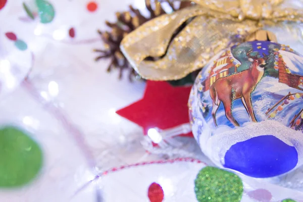 Noel ve yeni yıl arka plan: kürk-ağaç dalları, renkli cam toplar, dekorasyon ve beyaz Wood, üstten görünüm, parlak yıldız kopyalama alanı.