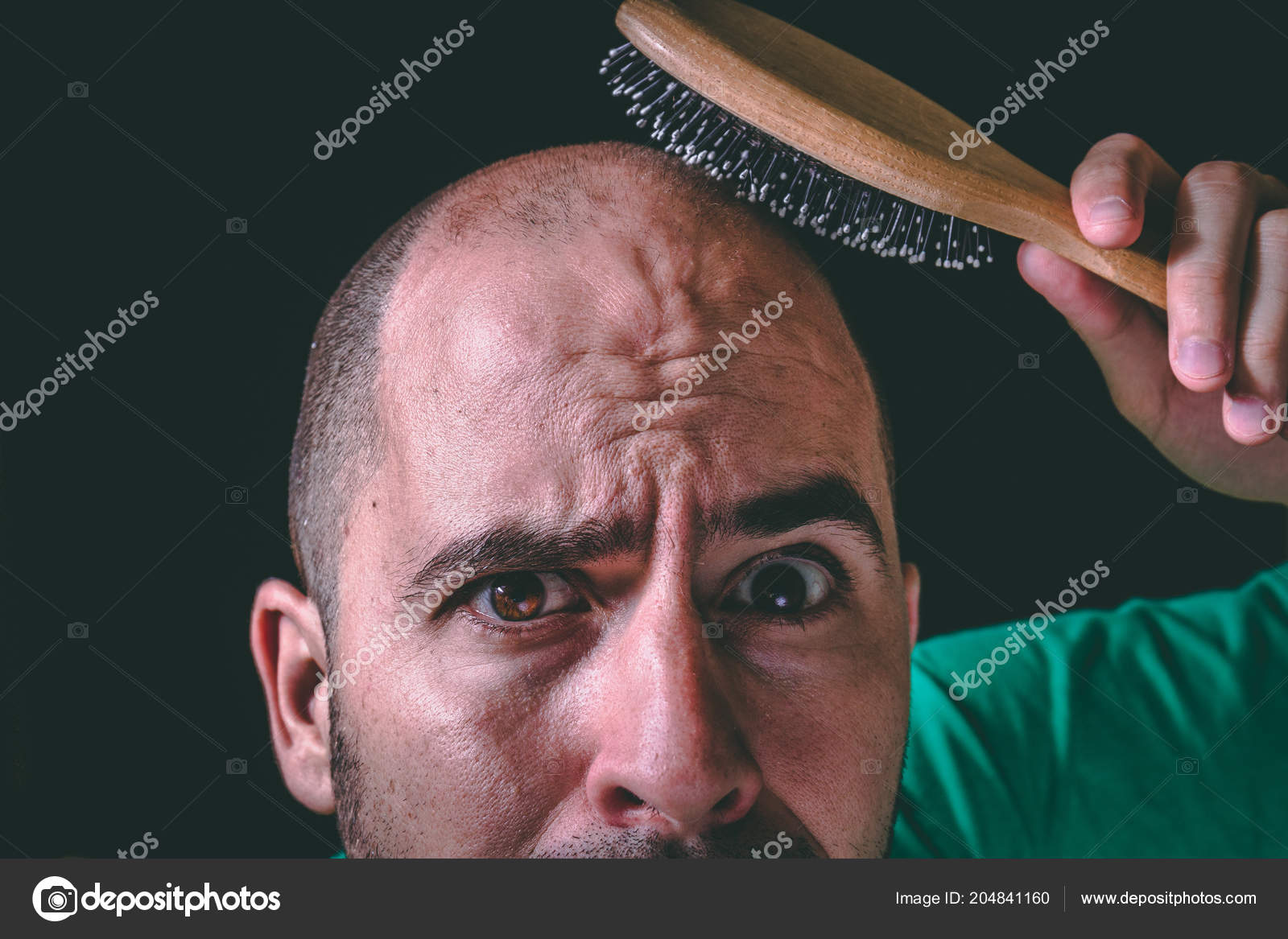 Concept Perte Cheveux Homme Chauve Utilisant Une Brosse Cheveux