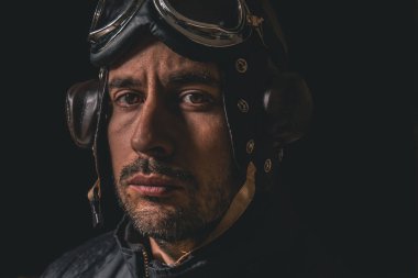 Havacı kask ve gözlük kamera düz görünümlü bir adam portresi