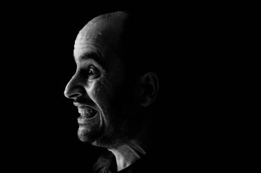 Su yüzüne siyah bir arka plan karşı atılmış bir adam portresi