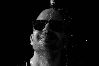 Su yüzüne siyah bir arka plan karşı atılmış bir adam portresi