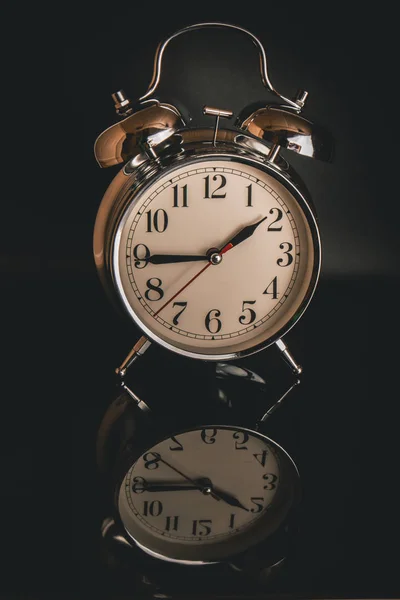 Relógio Retro Branco Isolado Contra Fundo Escuro Lançando Reflexo — Fotografia de Stock