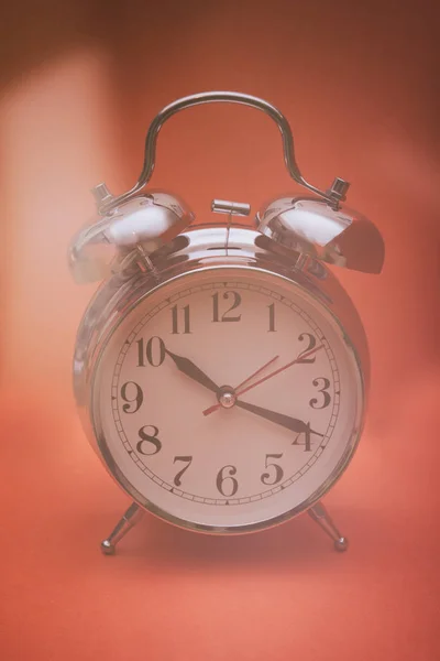 Reloj Retro Blanco Aislado Sobre Fondo Naranja Con Aspecto Vintage —  Fotos de Stock