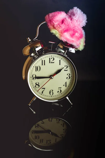 Orologio Retrò Bianco Con Cappello Invernale Isolato Uno Sfondo Scuro — Foto Stock