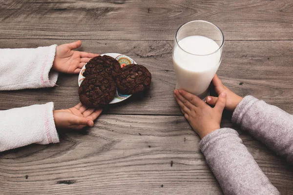 Primer Plano Dos Niños Dejando Galletas Leche Mesa Para Santa —  Fotos de Stock