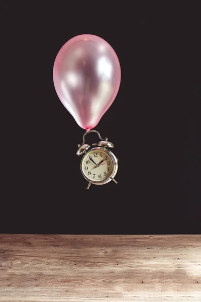 Концепция Летит Время Изображение Старых Металлических Часов Прикрепленных Розовому Воздушному — стоковое фото