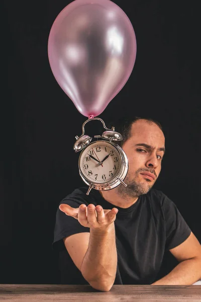 Tempo Vola Concetto Immagine Uomo Che Guarda Fotocamera Mentre Posiziona — Foto Stock