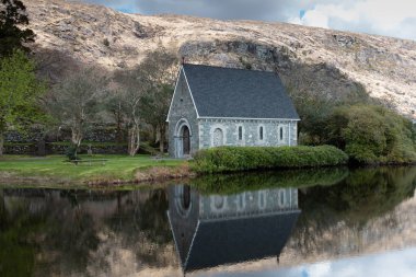 Gouganebarra göl ve nehir Lee county Cork, İrlanda için Saint Finbarr hitabet Şapel dışında görünümü.