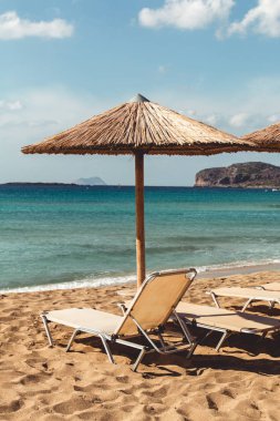 Plaj şezlong ve şemsiye turkuaz su bakan