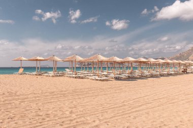 Plaj şezlong ve şemsiye turkuaz su bakan