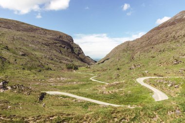 Dunloe Gap doğal yolu, dar bir dağ geçmek county Kerry, Ireland içinde güneşli bir günde