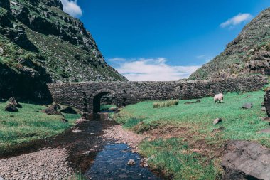 Köprü boşluğu Dunloe, isteyen, dar dağ geçidi Macgillycuddy kokuyor ve Mor Dağı arasında buzul akımları tarafından dövme