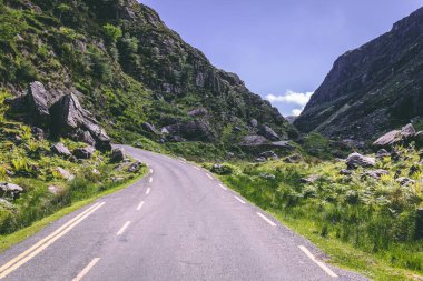 Dunloe Gap doğal yolu, dar bir dağ geçmek county Kerry, Ireland içinde güneşli bir günde