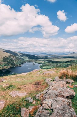 County Cork ve County Kerry İrlanda sınır bölgeleri aracılığıyla sarma saç tokası değer bir 12 km yol Glanmore gölde Healy Pass, döner