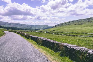 Healy Pass, saç tokası döner sınır bölgeleri County Cork ve County Kerry İrlanda üzerinden dolambaçlı bir 12 km rotanın değer doğal yol