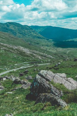 Healy Pass, saç tokası döner sınır bölgeleri County Cork ve County Kerry İrlanda üzerinden dolambaçlı bir 12 km rotanın değer doğal yol