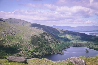 County Cork ve County Kerry İrlanda sınır bölgeleri aracılığıyla sarma saç tokası değer bir 12 km yol Glanmore gölde Healy Pass, döner