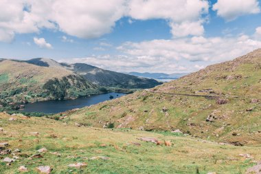 County Cork ve County Kerry İrlanda sınır bölgeleri aracılığıyla sarma saç tokası değer bir 12 km yol Glanmore gölde Healy Pass, döner