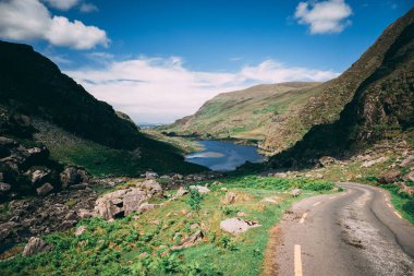 Dunloe Gap doğal yolu, dar bir dağ Augher Gölü içinde belgili tanımlık geçmiş ile county Kerry, Ireland geçmek