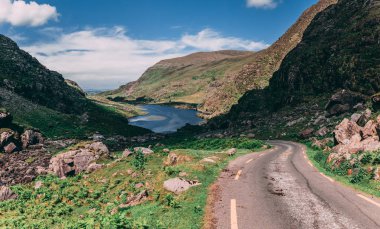Dunloe Gap doğal yolu, dar bir dağ Augher Gölü içinde belgili tanımlık geçmiş ile county Kerry, Ireland geçmek