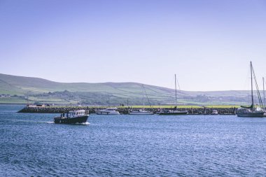 4th Haziran 2018, Dingle, İrlanda - derecik, İrlanda Dingle Yarımadası, güneybatısında bir küçük liman kasabasına marina engebeli sahnesi, yollar ve kumlu plajları bilinen