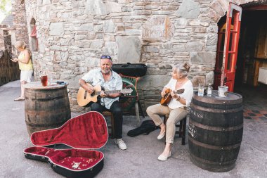 4th Haziran 2018, Dingle, İrlanda - İrlanda Dingle Yarımadası, güneybatısında küçük liman kasabasına engebeli sahnesi, yollar ve kumlu plajları bilinen: pub busking insanlar